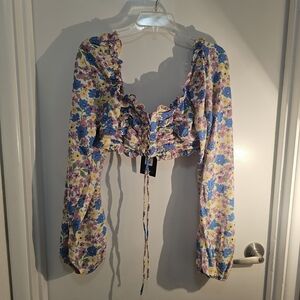 Super cute Fashion Nova floral crop top 🌸💙 Features a ruched/smocked NWT